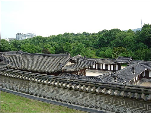 지붕과 굴뚝을 함께 보아야 제멋이 나는 낙선재 꽃담 